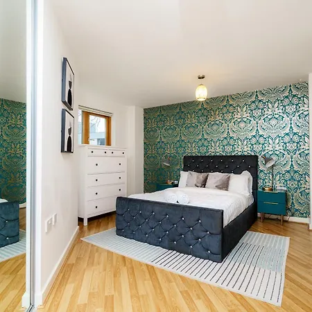 Modern Two Bedroom Two Bath Opp Tube Station *