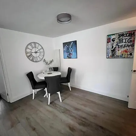 Apartment Luxury Ground Floor Maisonette Hounslow