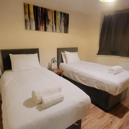 Garland Modern Spacious With Garden Edgware