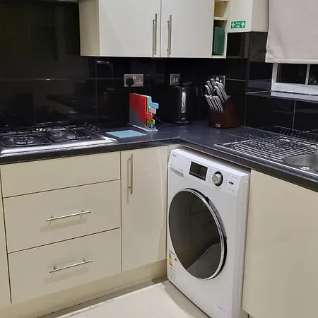 Garland Modern Spacious With Garden Edgware