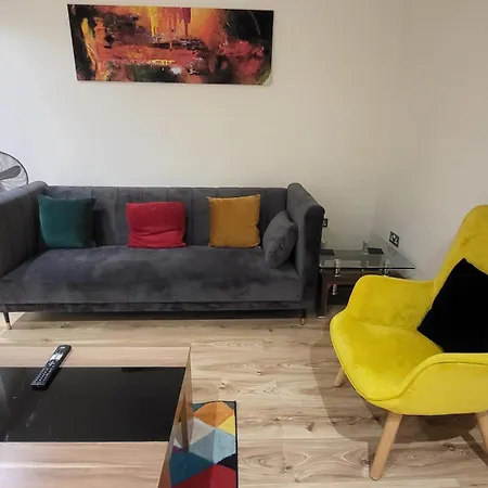 Garland Modern Spacious With Garden Edgware