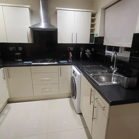 Garland Modern Spacious With Garden Apartment
