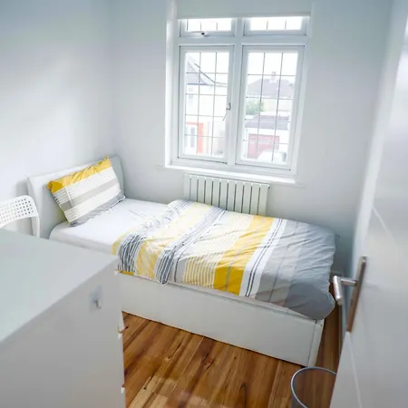 House With Garden & Bbq Homestay Edmonton