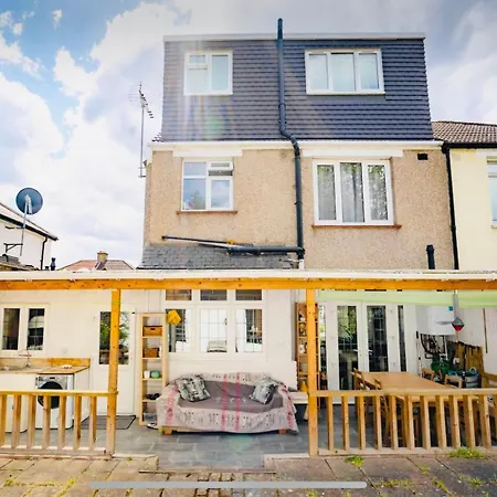 House With Garden & Bbq