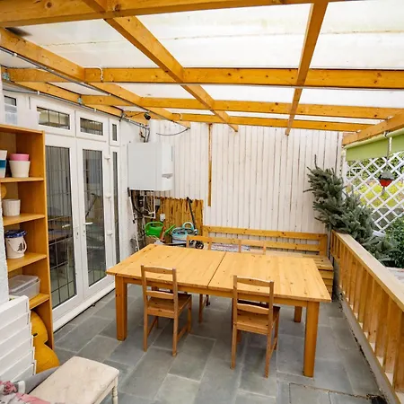 House With Garden & Bbq Homestay *