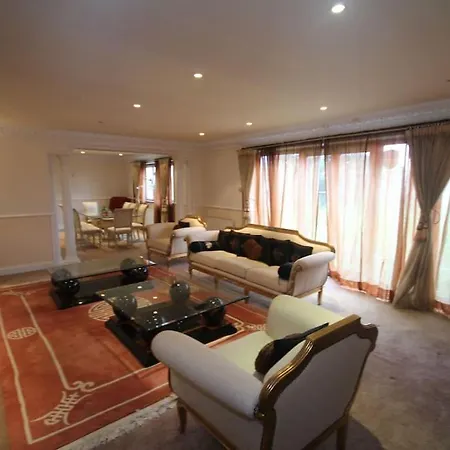 Holiday home High Gable House -four Bedrooms