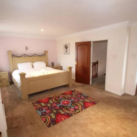 Holiday home High Gable House -four Bedrooms Hillingdon
