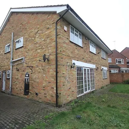 High Gable House -four Bedrooms Holiday home Hillingdon