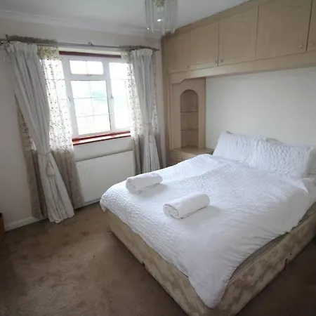 Holiday home High Gable House -four Bedrooms Hillingdon