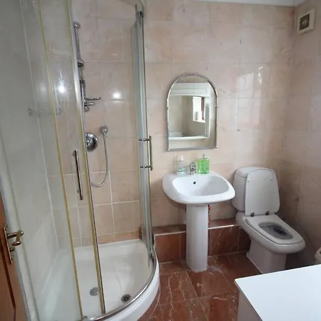 High Gable House -four Bedrooms Hillingdon