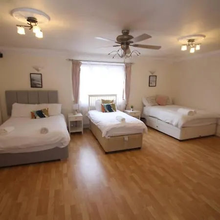 Holiday home High Gable House -four Bedrooms Hillingdon