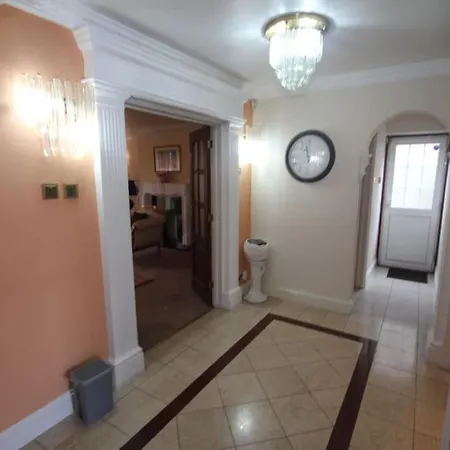 High Gable House -four Bedrooms Holiday home Hillingdon