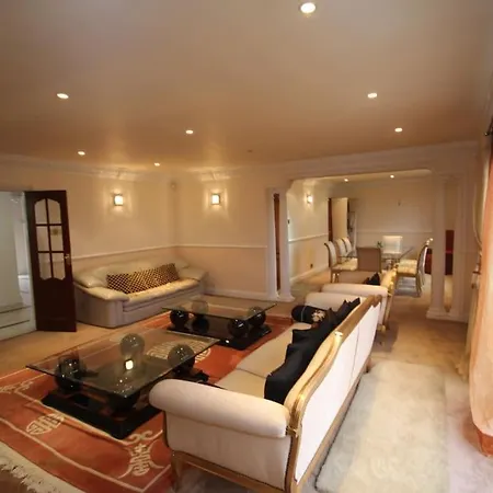 Holiday home High Gable House -four Bedrooms Hillingdon