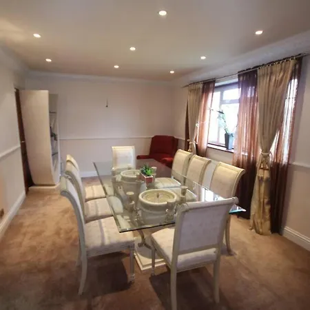 High Gable House -four Bedrooms * Hillingdon
