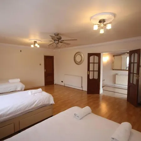 High Gable House -four Bedrooms Holiday home Hillingdon