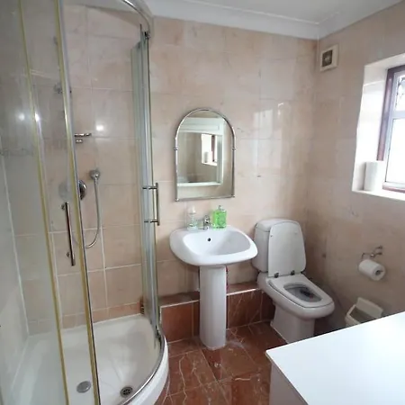High Gable House -four Bedrooms Holiday home Hillingdon