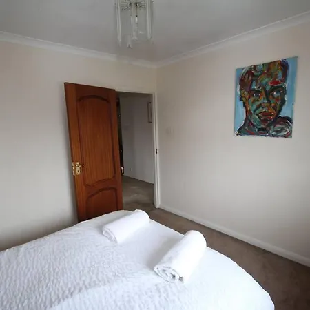 High Gable House -four Bedrooms Hillingdon