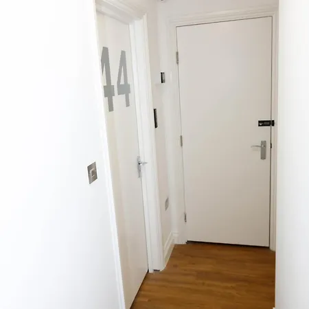 ホームステイ New Luxury In The Heart Of Next To Shops, Cafes, Bars & Metro With Shared Bathrooms ロンドン