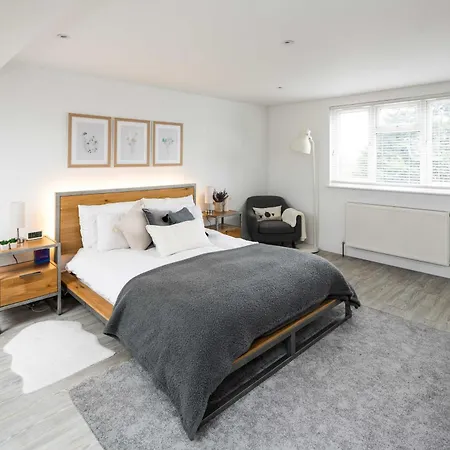 Contemporary 5 Bedroom With Garden North Finchley Holiday home London