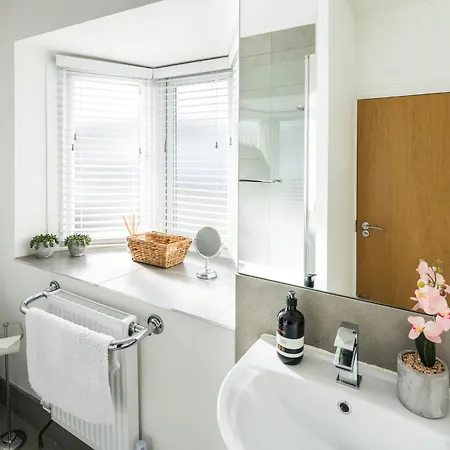 Contemporary 5 Bedroom With Garden North Finchley London