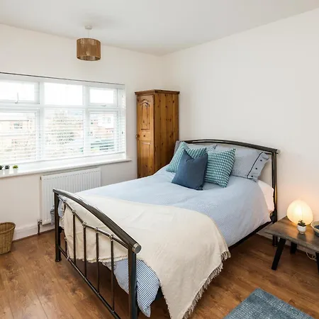 Contemporary 5 Bedroom With Garden North Finchley Holiday home London