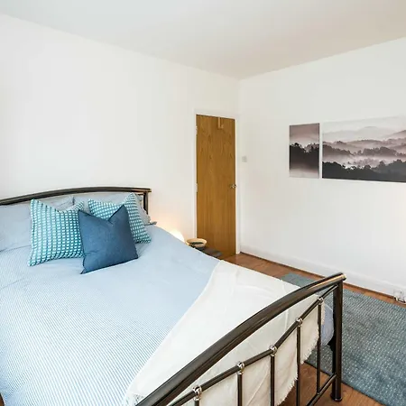 Contemporary 5 Bedroom With Garden North Finchley London