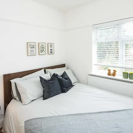 Contemporary 5 Bedroom With Garden North Finchley *