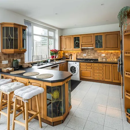 Contemporary 5 Bedroom With Garden North Finchley Holiday home