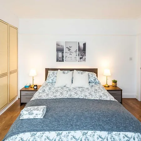 Contemporary 5 Bedroom With Garden North Finchley Holiday home *