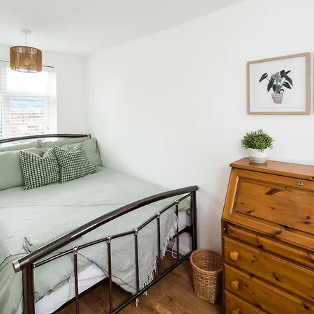 Contemporary 5 Bedroom With Garden North Finchley Holiday home London