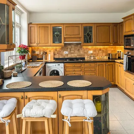 Contemporary 5 Bedroom With Garden North Finchley London