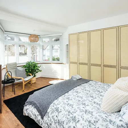 Contemporary 5 Bedroom With Garden North Finchley London