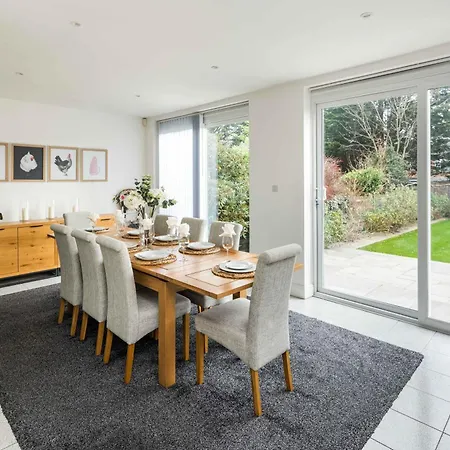 Contemporary 5 Bedroom With Garden North Finchley Holiday home
