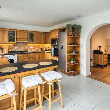 Contemporary 5 Bedroom With Garden North Finchley *
