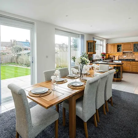 Contemporary 5 Bedroom With Garden North Finchley Holiday home *