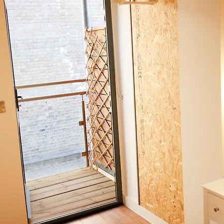 New Luxury In The Heart Of Next To Shops, Cafes, Bars & Metro With Shared Bathrooms ホームステイ *