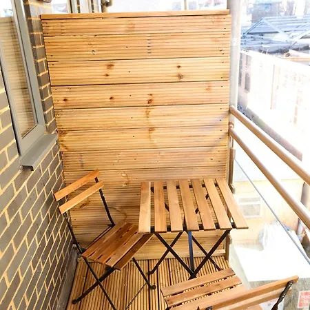 New Luxury In The Heart Of Next To Shops, Cafes, Bars & Metro With Shared Bathrooms *