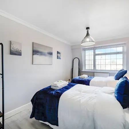 Apartment Spacious, 4 Bed, Garden, Parking, Excel