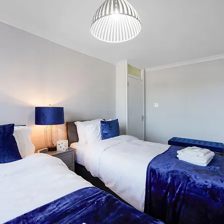 Spacious, 4 Bed, Garden, Parking, Excel