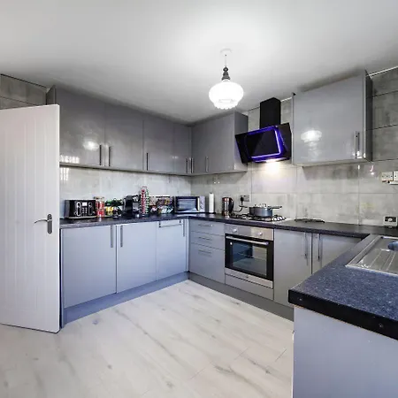 Apartment Spacious, 4 Bed, Garden, Parking, Excel *