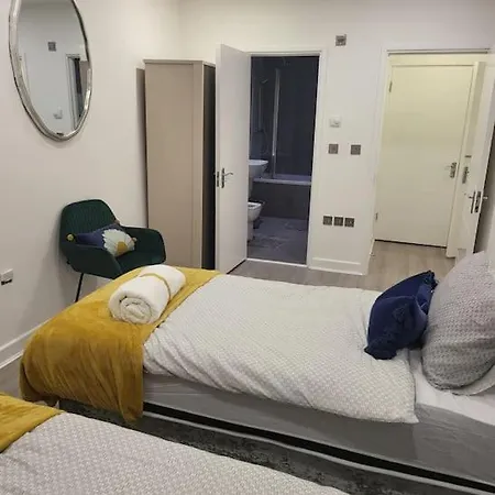 2 Bedrooms 2baths 3toilets Near Excel City Airport O2 Sleeps Up To 5 Apartment *