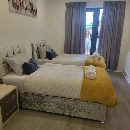 Apartament 2 Bedrooms 2baths 3toilets Near Excel City Airport O2 Sleeps Up To 5
