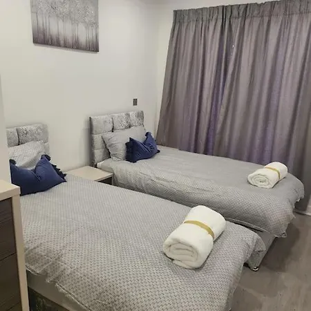 2 Bedrooms 2baths 3toilets Near Excel City Airport O2 Sleeps Up To 5 * Londyn