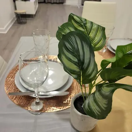 2 Bedrooms 2baths 3toilets Near Excel City Airport O2 Sleeps Up To 5 *
