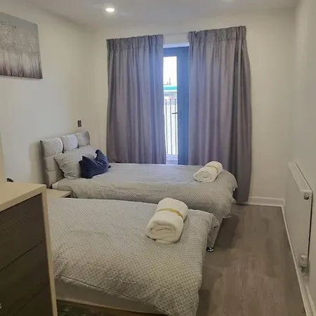 Apartment 2 Bedrooms 2baths 3toilets Near Excel City Airport O2 Sleeps Up To 5 *