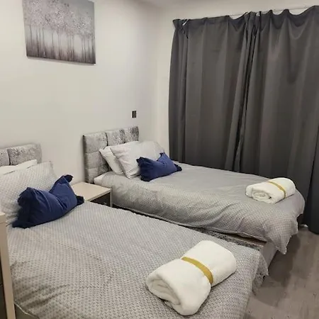 Apartment 2 Bedrooms 2baths 3toilets Near Excel City Airport O2 Sleeps Up To 5 *