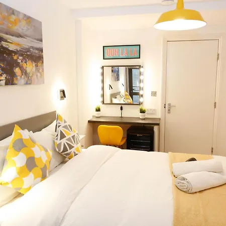 New Luxury In The Heart Of Next To Shops, Cafes, Bars & Metro With Shared Bathrooms ロンドン