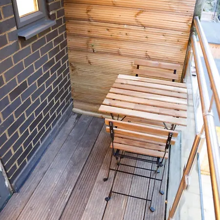 New Luxury In The Heart Of Next To Shops, Cafes, Bars & Metro With Shared Bathrooms ホームステイ *