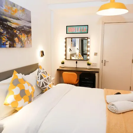 ホームステイ New Luxury In The Heart Of Next To Shops, Cafes, Bars & Metro With Shared Bathrooms ロンドン