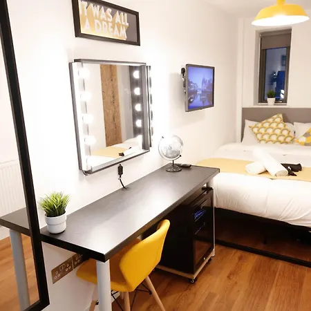 ホームステイ New Luxury In The Heart Of Next To Shops, Cafes, Bars & Metro With Shared Bathrooms